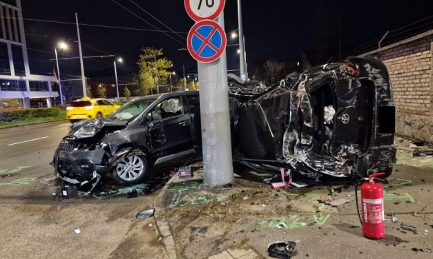 Brutális karambol Budapesten: a Suzuki hatalmas erővel csapódott a Toyota oldalába, ami meghajlott, a járdára sodródott, végül az oldalára borult – Fotók