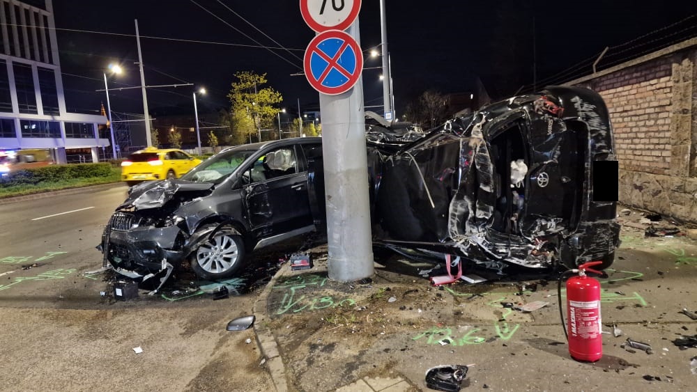 Brutális karambol Budapesten: a Suzuki hatalmas erővel csapódott a Toyota oldalába, ami meghajlott, a járdára sodródott, végül az oldalára borult – Fotók