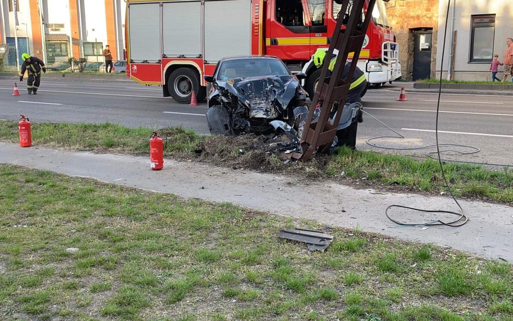 Villanyoszlopnak hajtott egy autó a Váci úton – Fotók a helyszínről