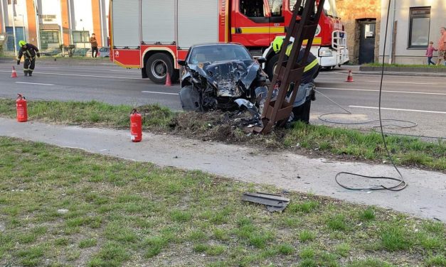 Villanyoszlopnak hajtott egy autó a Váci úton – Fotók a helyszínről