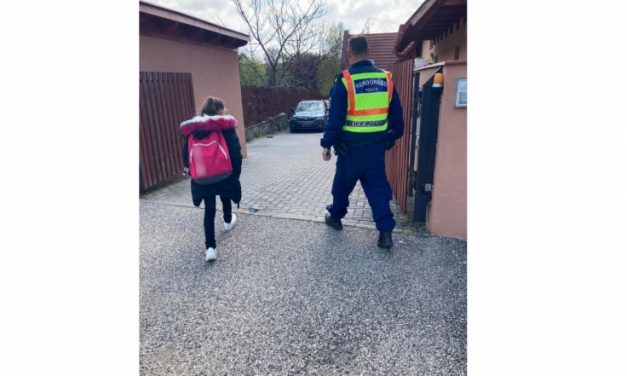 Rendőrök segítettek egy kislányon, aki elindult iskolába, de még nem volt tanítás – Hosszú órákat kellett volna a buszra várni, ha nem jönnek az egyenruhások