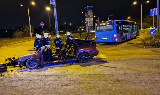 Hatalmas sebességgel rohant bele az a Opel a buszba Budapesten: az autó egyik utasa a műszerfalnak préselődött – Sokkoló fotók a helyszínről