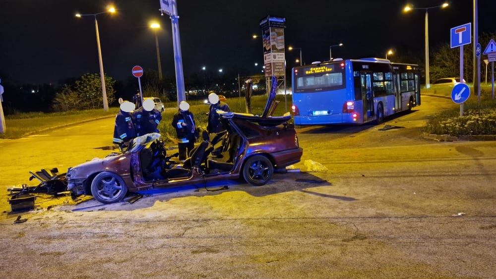Hatalmas sebességgel rohant bele az a Opel a buszba Budapesten: az autó egyik utasa a műszerfalnak préselődött – Sokkoló fotók a helyszínről