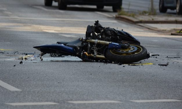 Brutális baleset Bajánál: mentőhelikopterrel vittek kórházba egy karambolozó motorost