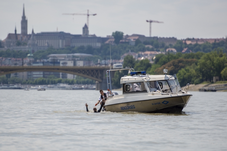 A Margit hídról zuhant a Dunába egy 18 éves lány