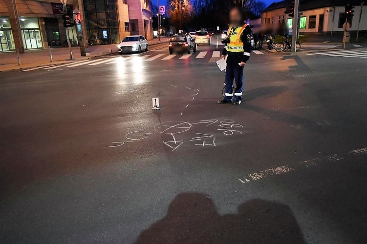 Súlyos az állapota annak a motorosnak, aki Debrecenben ütközött egy autóval – Fotók a helyszínről