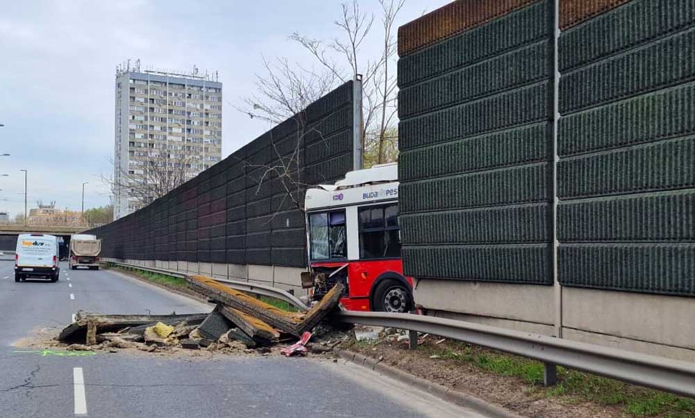 Áttörte a zajvédő falat Budapesten a troli, az M3-as autópálya kivezetőjénél – Fotók