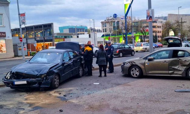 A balhézó rokonokat a rendőrök fogták vissza, megpördült a Mercedes Budapesten a Váci úton és letarolt egy Toyotát