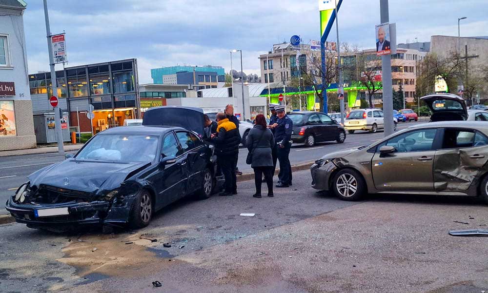 A balhézó rokonokat a rendőrök fogták vissza, megpördült a Mercedes Budapesten a Váci úton és letarolt egy Toyotát