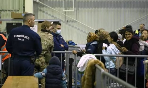 Újabb többszáz menekült érkezett Budapestre, rengeteg köztük a gyermek is: így segítenek nekik a rendőrök – videó