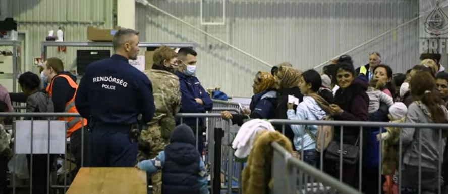 Újabb többszáz menekült érkezett Budapestre, rengeteg köztük a gyermek is: így segítenek nekik a rendőrök – videó