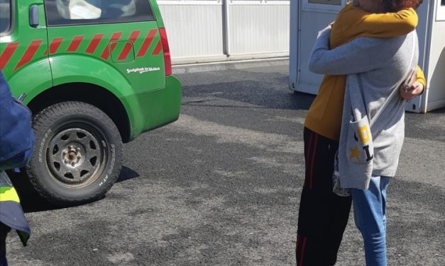 Sírva ölelte magához az édesanyja azt a 14 éves fiút, akit egy turistabusz véletlenül az M5-ösön autópálya egyik pihenőjében hagyott – Fotók