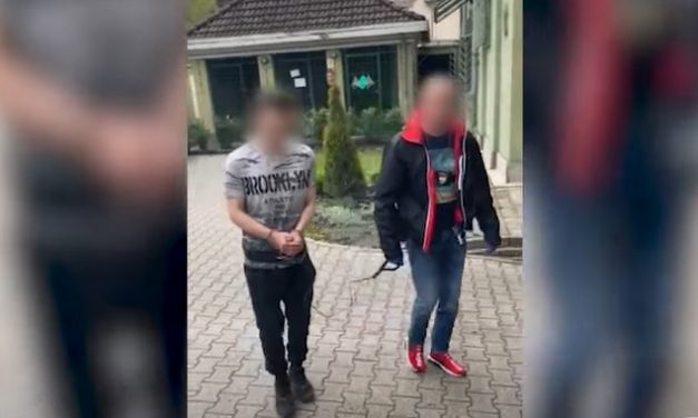 Egyik pofon követte a másikat: brutálisan rátámadt italozás közben az apjára egy 20 éves fiú Pest megyében