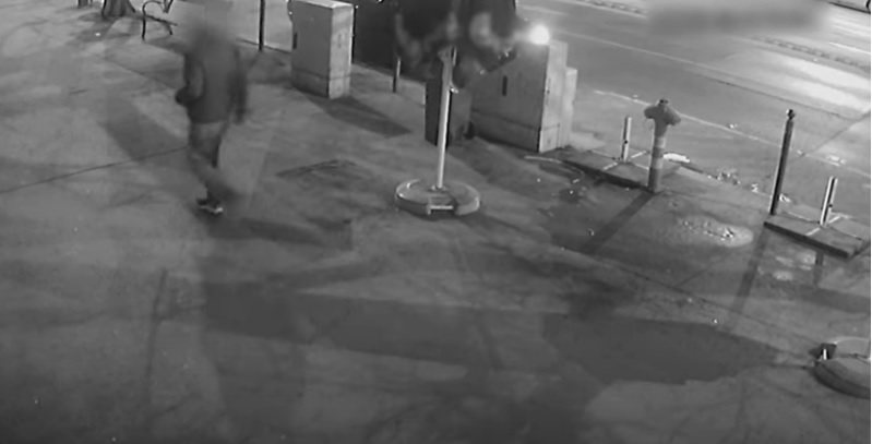 Brutális támadás: pénzfelvétel közben raboltak ki egy férfit Budapesten, videón a szörnyű jelenet