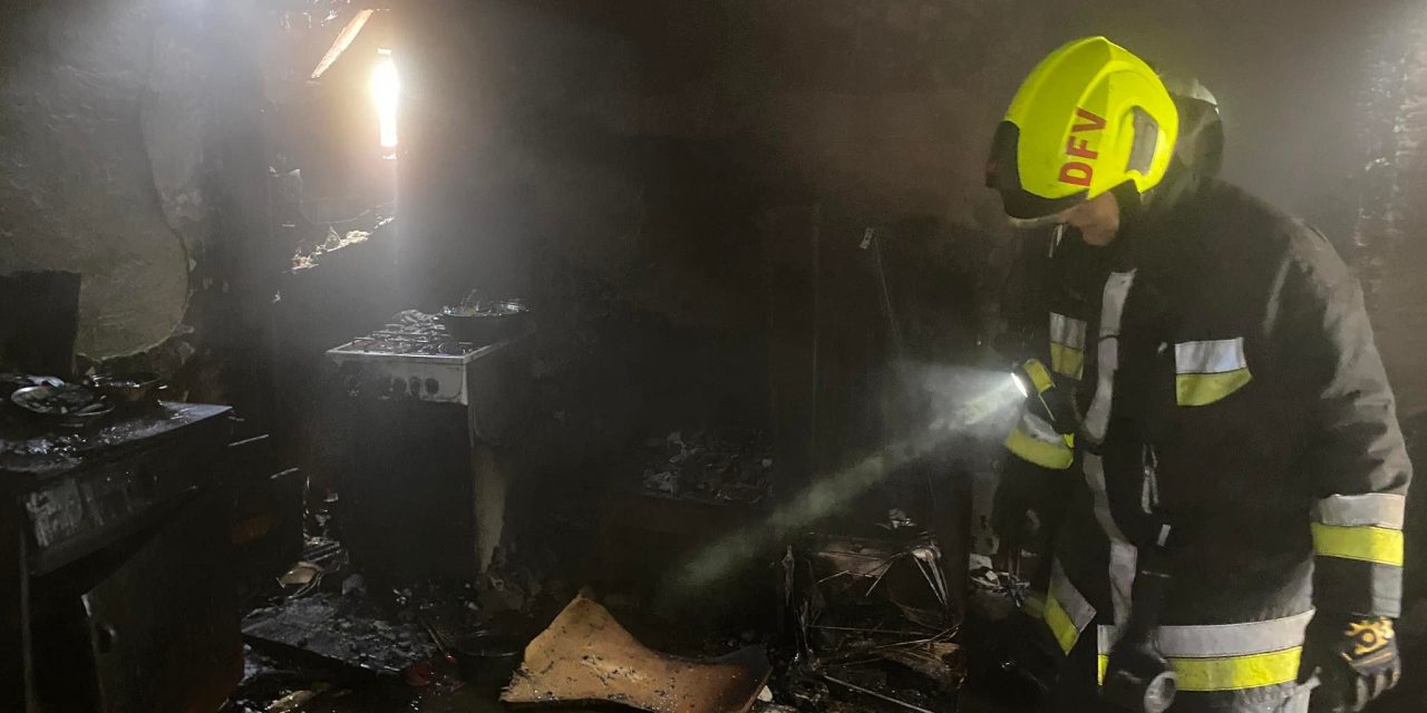 Benzinnel locsolta le a padlót a dunaföldvári férfi, majd egy öngyújtóval felgyújtotta a konyháját: egy rokona meghalt a tűzesetben