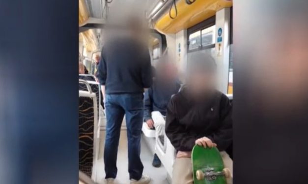 „Behányok, olyan szaguk van!” – videón, ahogy a budapesti villamos vezetője elzavarja a járművön utazó hajléktalanokat