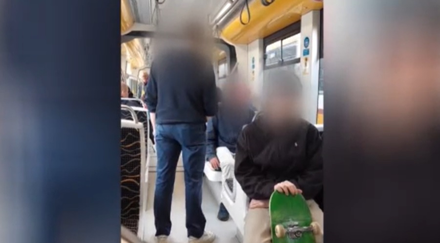„Behányok, olyan szaguk van!” – videón, ahogy a budapesti villamos vezetője elzavarja a járművön utazó hajléktalanokat