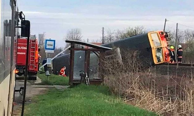 Borzalmas baleset: vonat elé hajtott egy kisteherautó, a szerelvény kisiklott: több ember meghalt