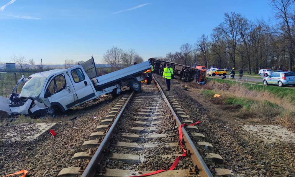 “A teherautóból öt holttestet emeltek ki” – munkásokat szállított az a kisteherautó, amely vonattal ütközött  Mindszenten, a vöröskereszt egyik önkéntes kezdte meg a mentést a baleset után