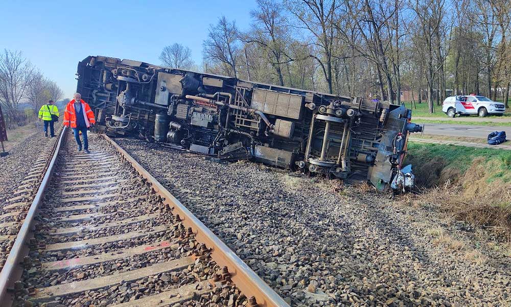 Tragédia Kunfehértónál: vonattal ütközött egy autó, öten szörnyethaltak a balesetben