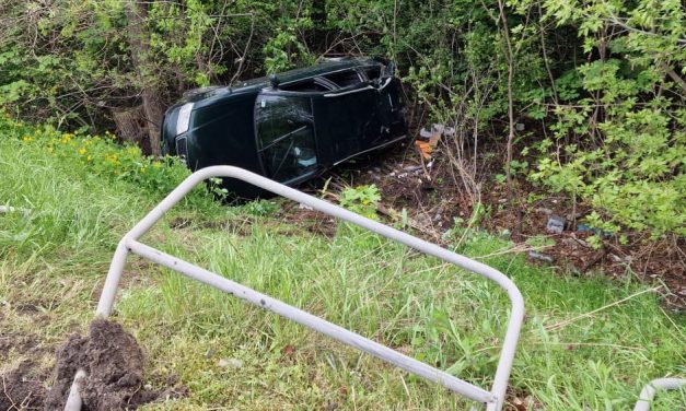 Kisodródott egy Audi Csepelen, ami járdaszegélynek, majd villanyoszlopnak csapódott – Ezután átszakította az út menti korlátot és a mélybe zuhant – Fotók