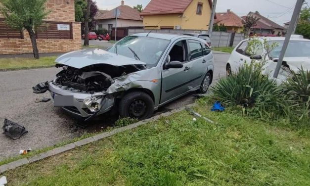 Rendszám nélküli Fiat tarolt le egy Fordot Budapesten, a balesetben egy gyermek is megsérült – Fotók a helyszínről