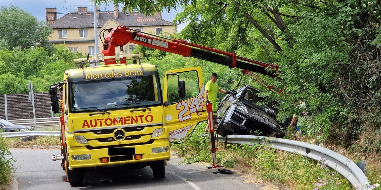 Merész kanyarból durva baleset: felhajtott Budapesten a szalagkorlátra egy autó – Fotók a helyszínről