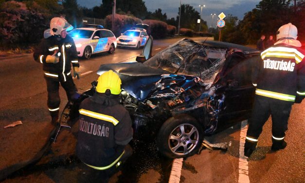 Két autó rohant egymásba Budapesten, többen megsérültek – Fotók a helyszínről