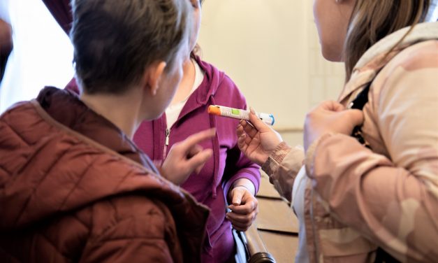 „Ha nem kapta volna meg a szurit, meghalt volna” – allergiás rohamot kapott egy kisfiú a budapesti óvodába, az óvónő mentette meg az életét, miután beadta neki az életmentő injekciót