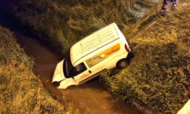 A Rákos-patakba zuhant egy autó Budapesten, óriásdaruval tudták csak kiemelni a furgont a vízből