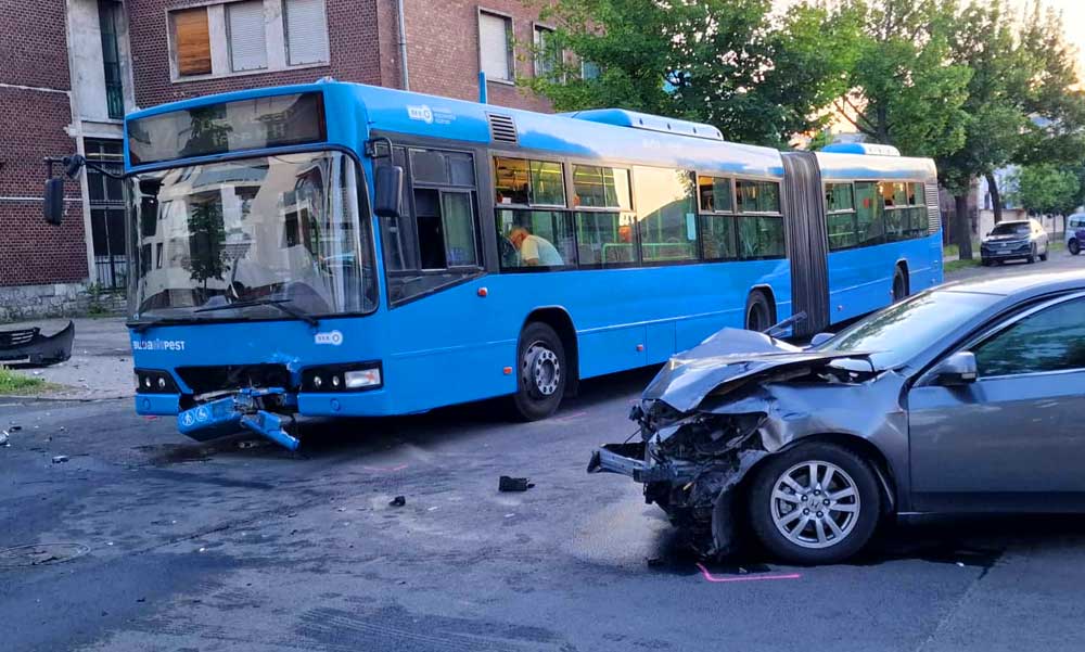Az ukrán rendszámú autó belerongyolt egy Opelbe, majd nekicsapódott egy BKV-busznak, a külföldi autó utasa elájult a helyszínen