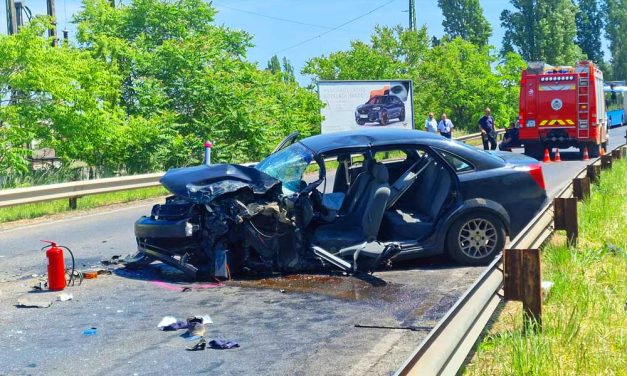 Durva karambol a ferihegyi gyorsforgalmin, feszítővágóval tudták csak kiemelni a sofőrt a roncsból