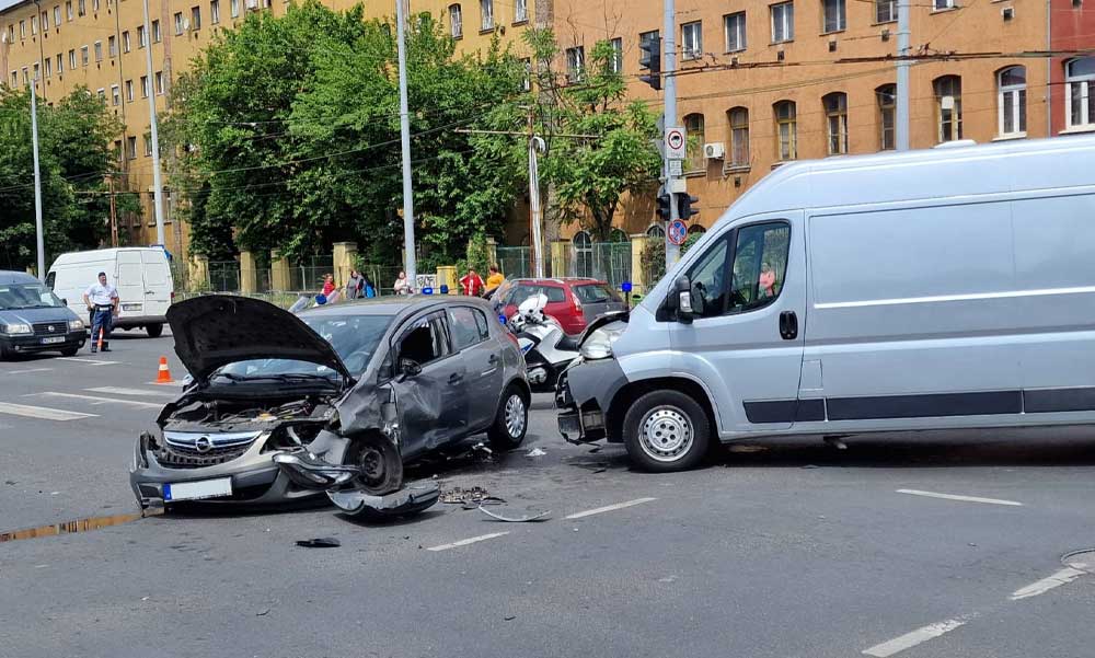 Totális káoszt okozott egy furgon a Könyves Kálmán körúton, a rendőrök két sofőr jogsiját is azonnal elvették
