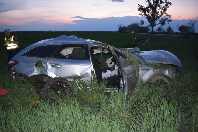 Jelzőtáblának majd villanyoszlopnak csapódott egy autó Mosonmagyaróvárnál: ennyi maradt a kocsiból – Fotók a helyszínről