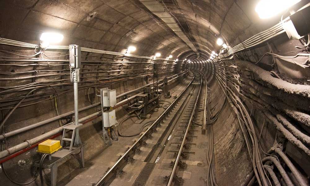 Leállt a 2-es metró Budapesten, a síneken rohangált egy fiatal férfi