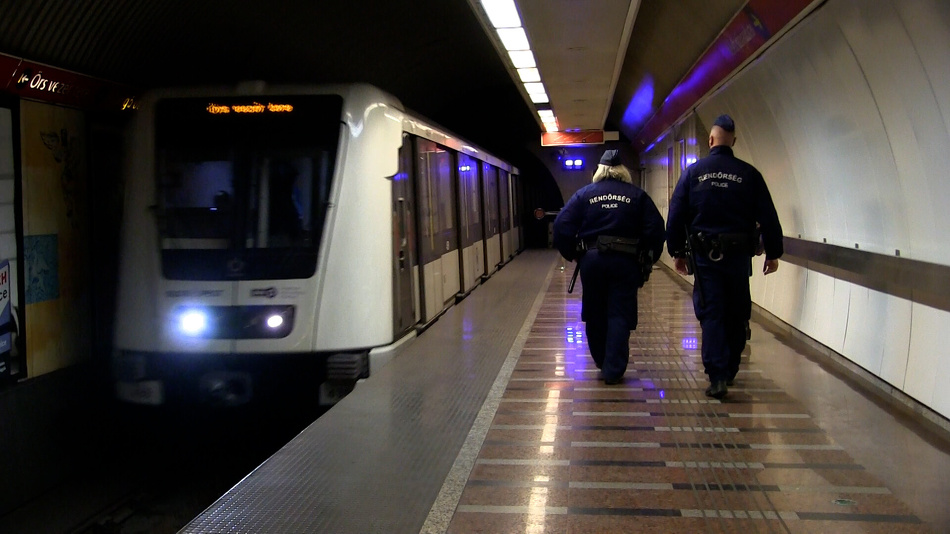 Piásan, a barátnőjéhez indult az a 21 éves férfi, aki pénteken a metrósíneken rohangált Budapesten – Itt a rendőrség közlése!