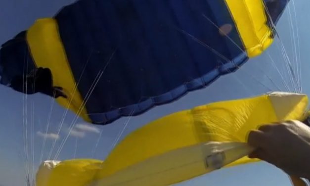 Pörögni kezdett a levegőben, majd lezuhant – Társai végig nézték, ahogy a földbe csapódik az ejtőernyős Székesfehérvárnál – videó