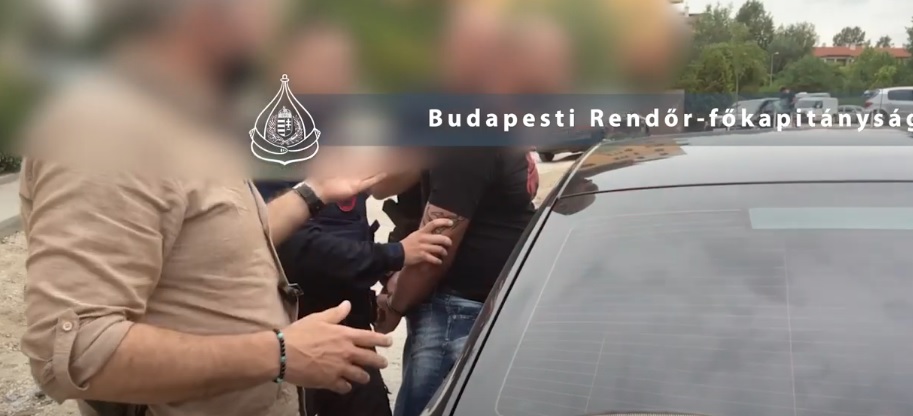 Rajtaütöttek a zsaruk Dél-Pest dílerén – videón az elfogás