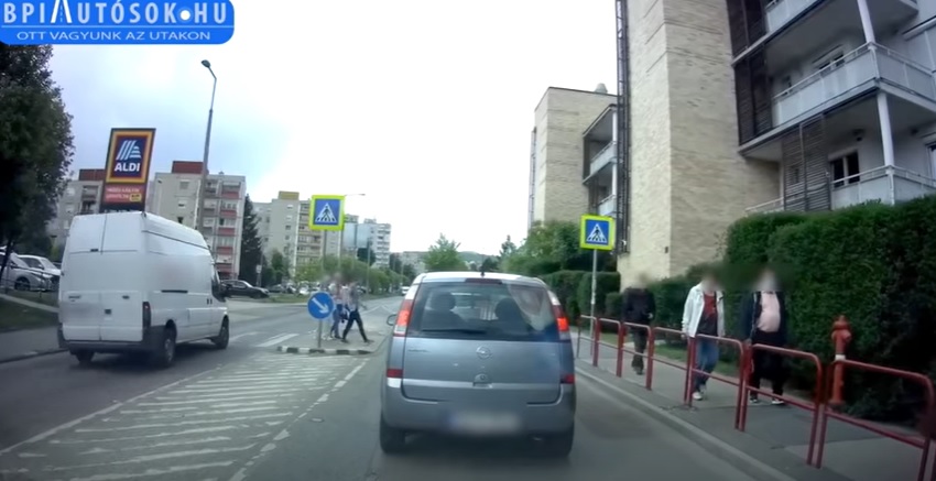 Döbbenetes felvétel: videón, amit a furgonos művelt Budapesten, még dudálni is volt képe