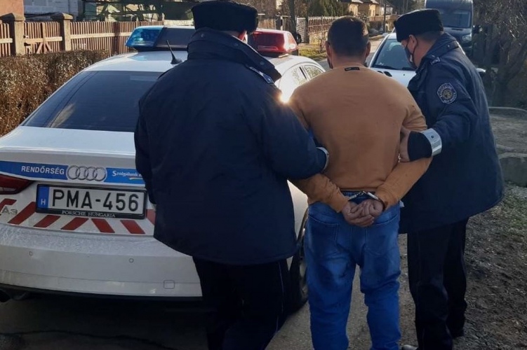 Rendőrök lepték el az üllői utat: egy 32 éves férfi meg akarta szurkálni 71 éves áldozatát – Ez volt az idős bácsi “bűne”