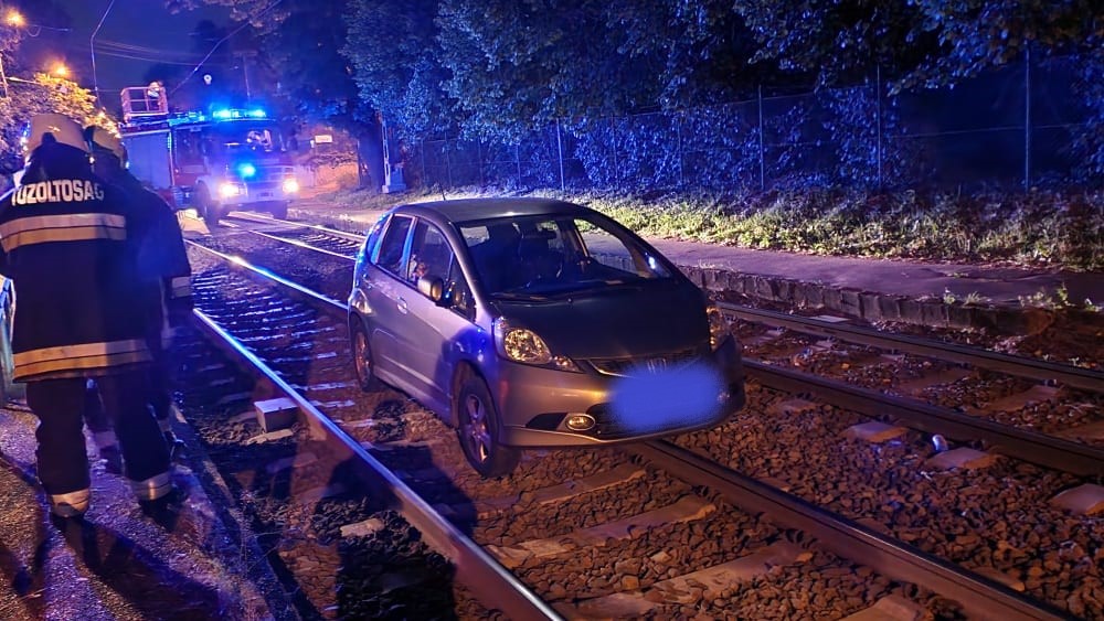 A síneken állt meg a fiatal nő az autójával, még nem világos, hogy mit keresett ott, de segítséget kellett hívni