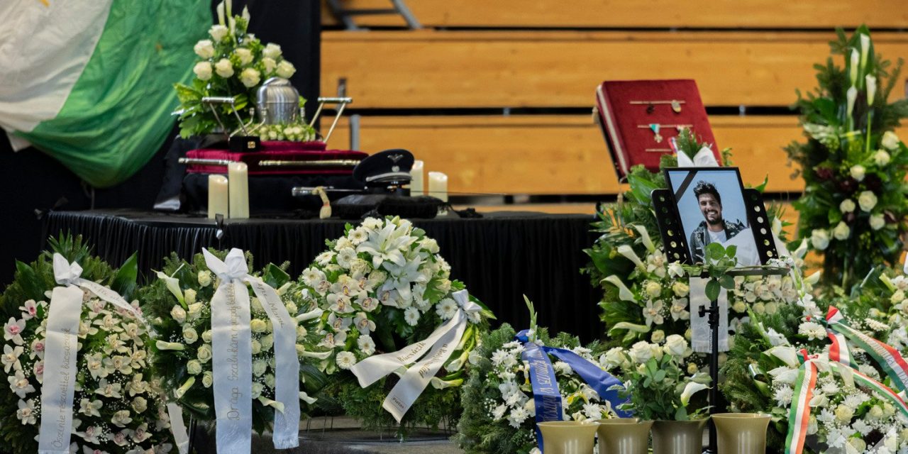 “Tragédia neked, a családodnak, gyermekeidnek, az ejtőernyős katonatársadalomnak” – eltemették Gál Szabolcs főtörzsőrmestert, akit egy gyakorlaton ért súlyos baleset