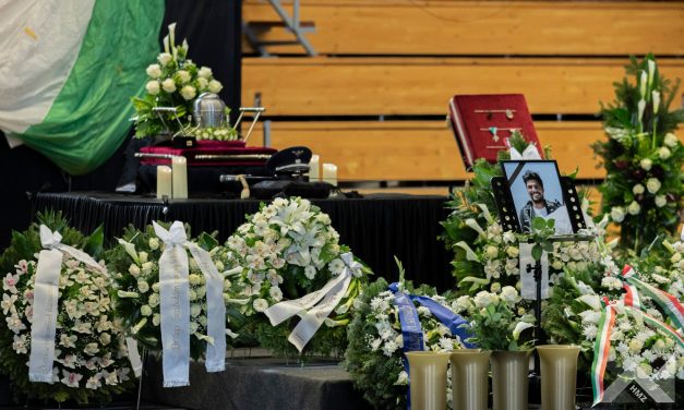 „Tragédia neked, a családodnak, gyermekeidnek, az ejtőernyős katonatársadalomnak” – eltemették Gál Szabolcs főtörzsőrmestert, akit egy gyakorlaton ért súlyos baleset