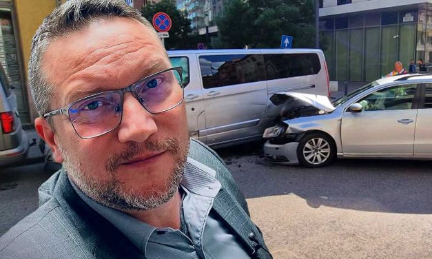 Karambolozott Ujhelyi István EP-képviselő mikrobusza Budapesten, nagy volt a rohanás a reptér felé