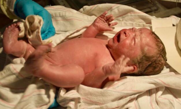 „A kisbabám feje megjelent a lábaim között” – a vécén hozta világra a kislányát Csenge, mire kiértek a mentők, már meg is született  a kis Mira