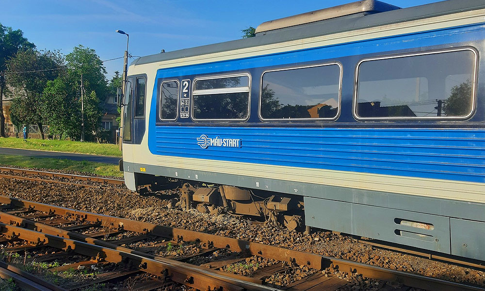 Kisiklott egy vonat a szolnoki vonalon, pótlóbuszok szállítják az utasokat