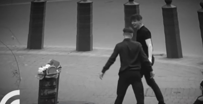 Döbbenetes képsorok: fiatalok dobálták meg a Dohány utcai zsinagógát, és levizelték a falát – videó