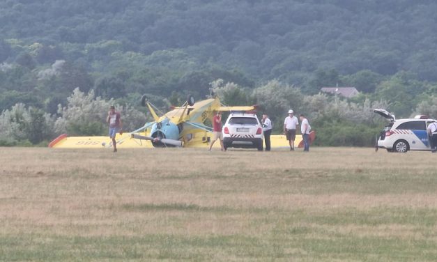 Ez bizony fejre állt, a pilóta alig tudott kimászni a kisgépból, a mentőknek is jönniük kellett