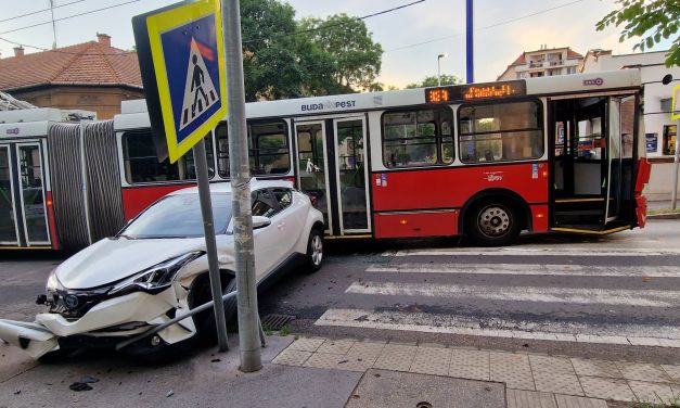 Csúnyán benézte a Toyota sofőrje az elsőbbségadás táblát, jött a troli, ütközés is lett belőle – Fotók a helyszínről  