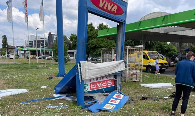 Lerombolta a hirdetőtáblát az autós a Szentendrei úton egy benzinkút közelében